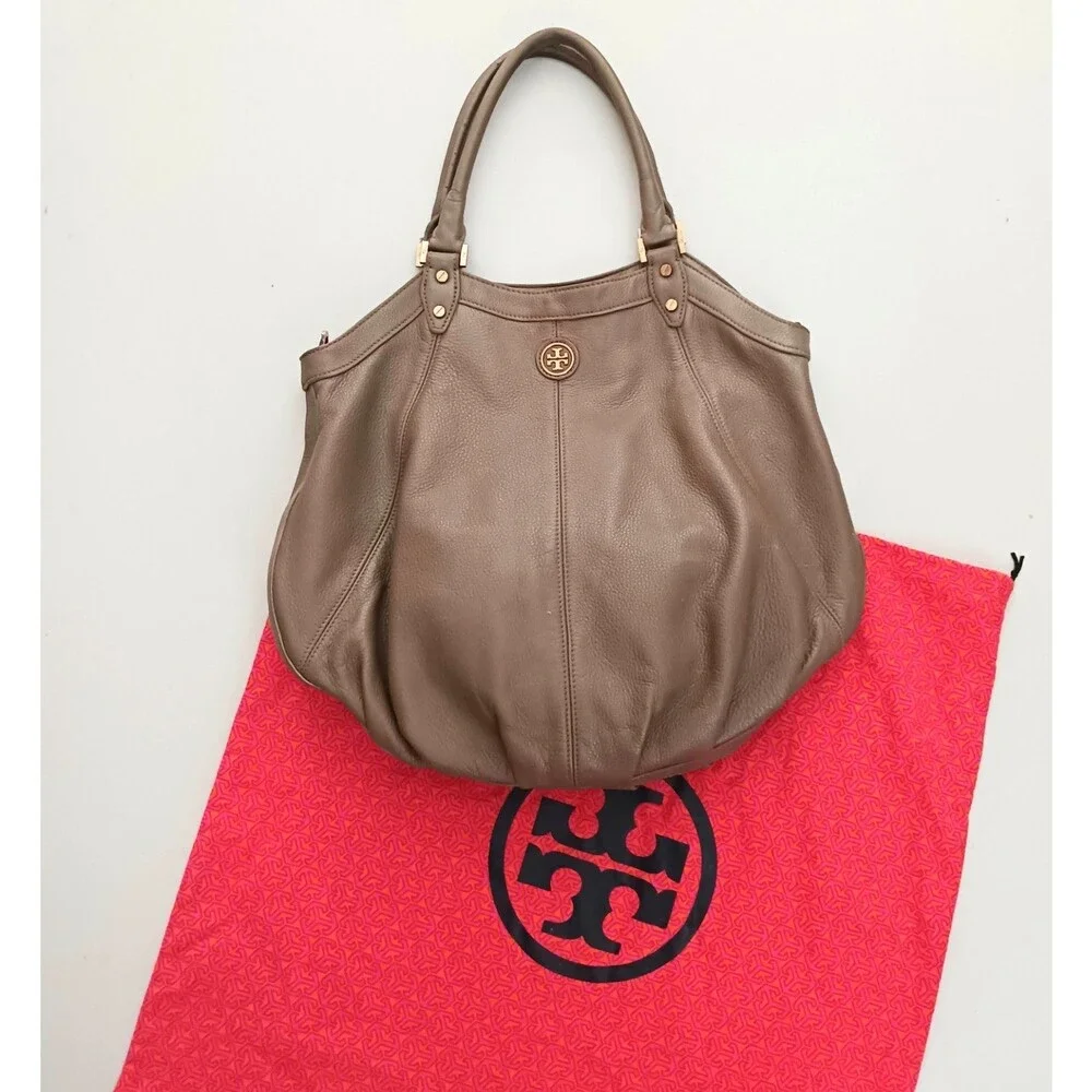Tory Burch Dakota Lg Hobo Satchel Clay Beige Pebbled Leather Gold Logo w Dustbag